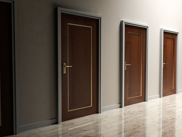 Установка межкомнатных дверей пошагово